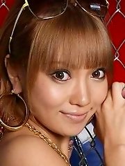 Hina Ootsuka poses in sexy lingerie