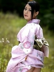 Sexy and beauty Japanese av idol Nana Aida shows her off body undressing a kimono