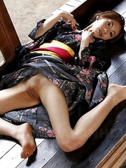 Shuri Maihama shows her nice kitty