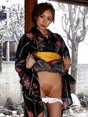 Shuri Maihama shows her nice kitty