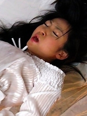 Emiko Koike pleases herself on bed