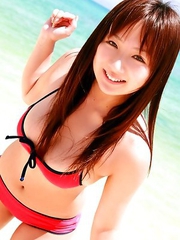 Aikawa Yuzuki spoils huge boobs with sun and colorful bras