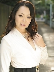 Yuna Yamami in a white dress is very elegant