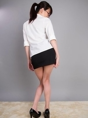Heels-wearing ponytailed beauty Ayaka Mikami shows that hole on camera