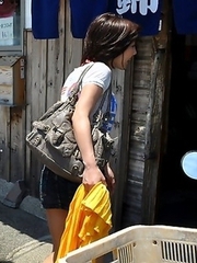 Porn queen Hinata Serina outdoors